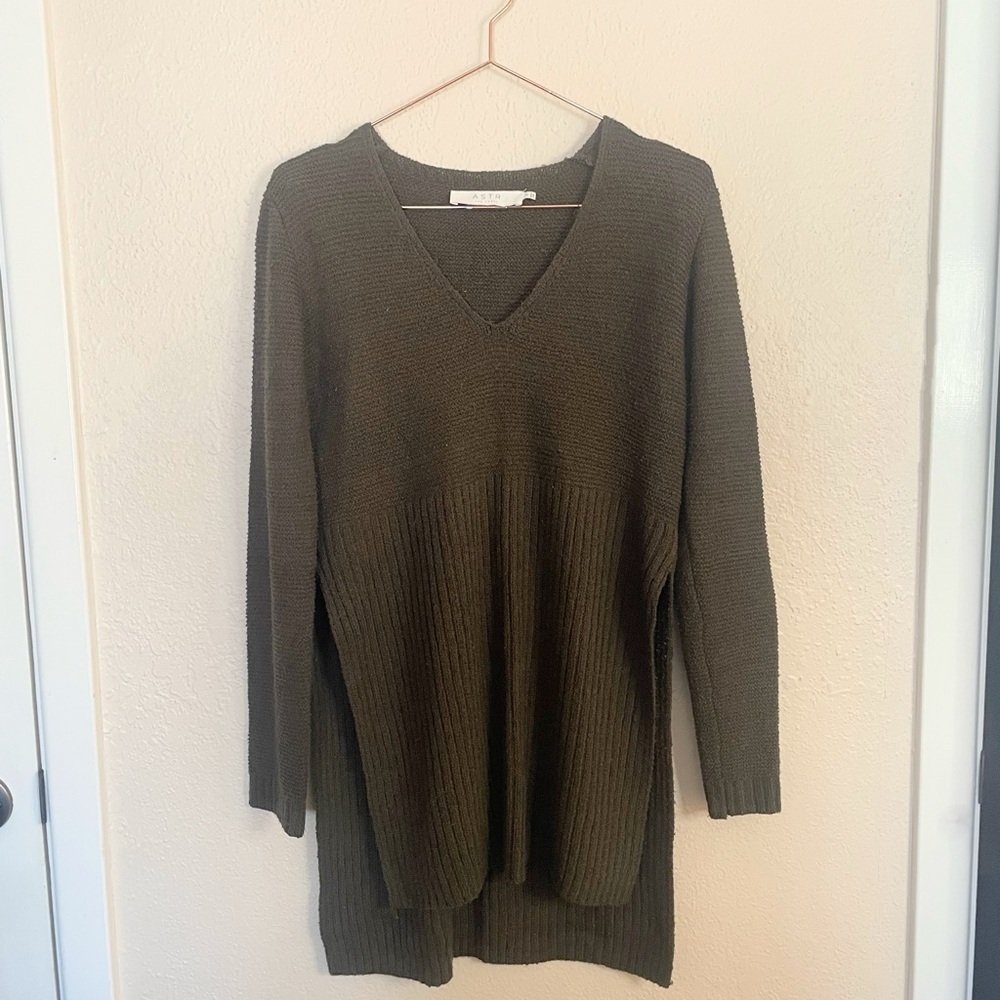 ASTR The Label Olive V-Neck Sweater Small Quiet Luxury Side Slit Knit